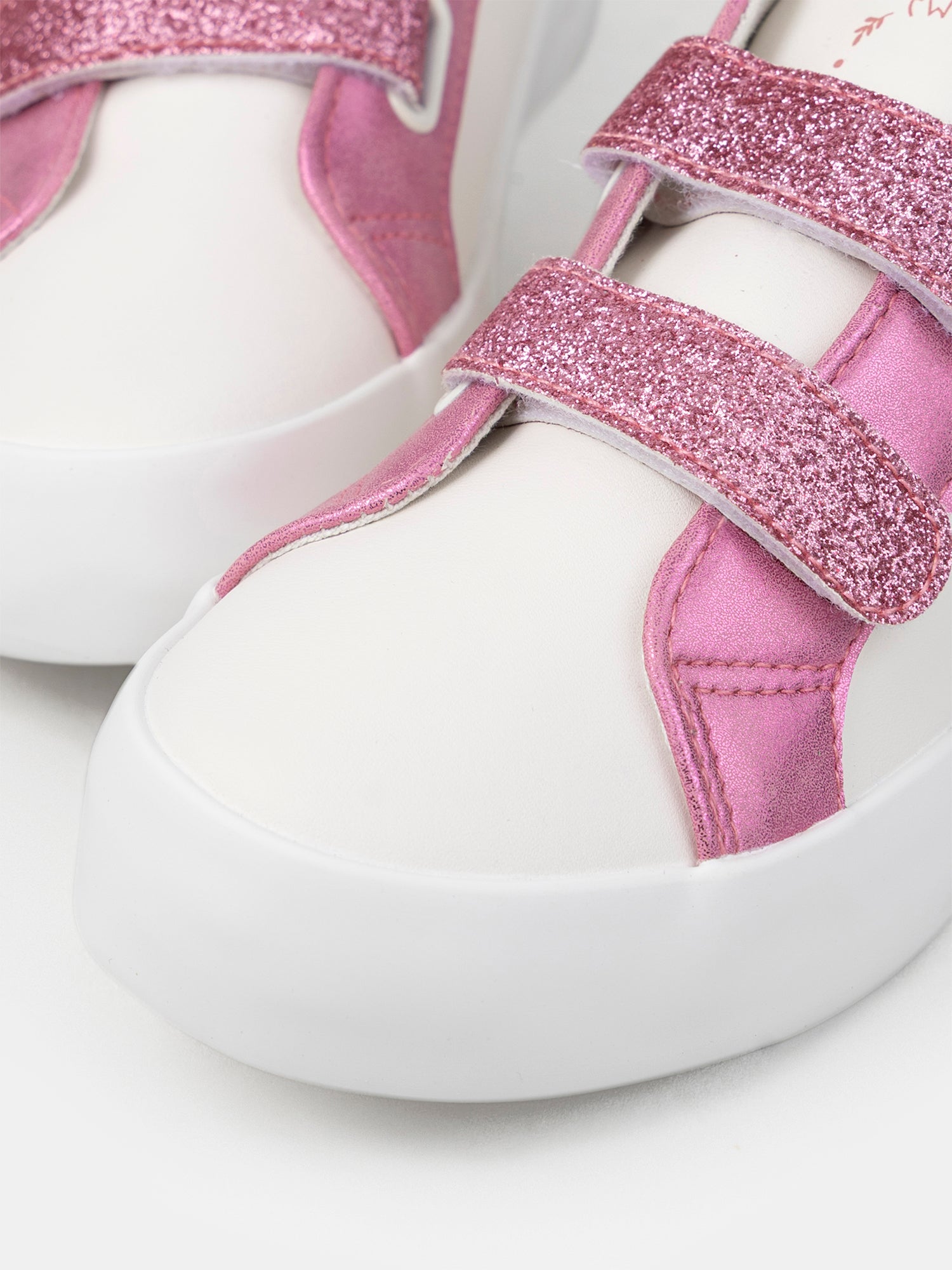 Sneakers brancas com remendo de estrela rosa brilhante para meninas