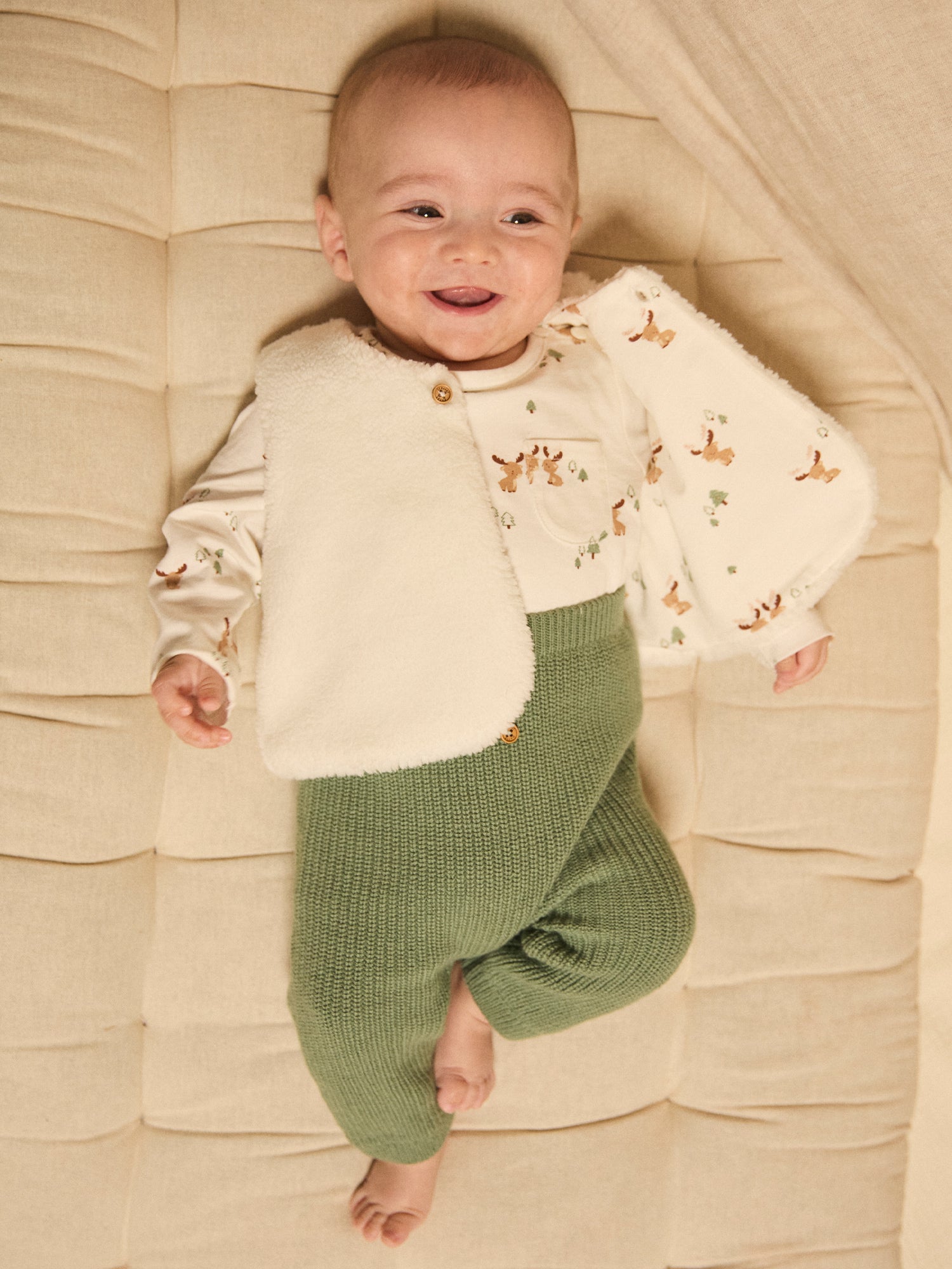 Conjunto de nascimento para menino com t-shirt impressa + colete + calças