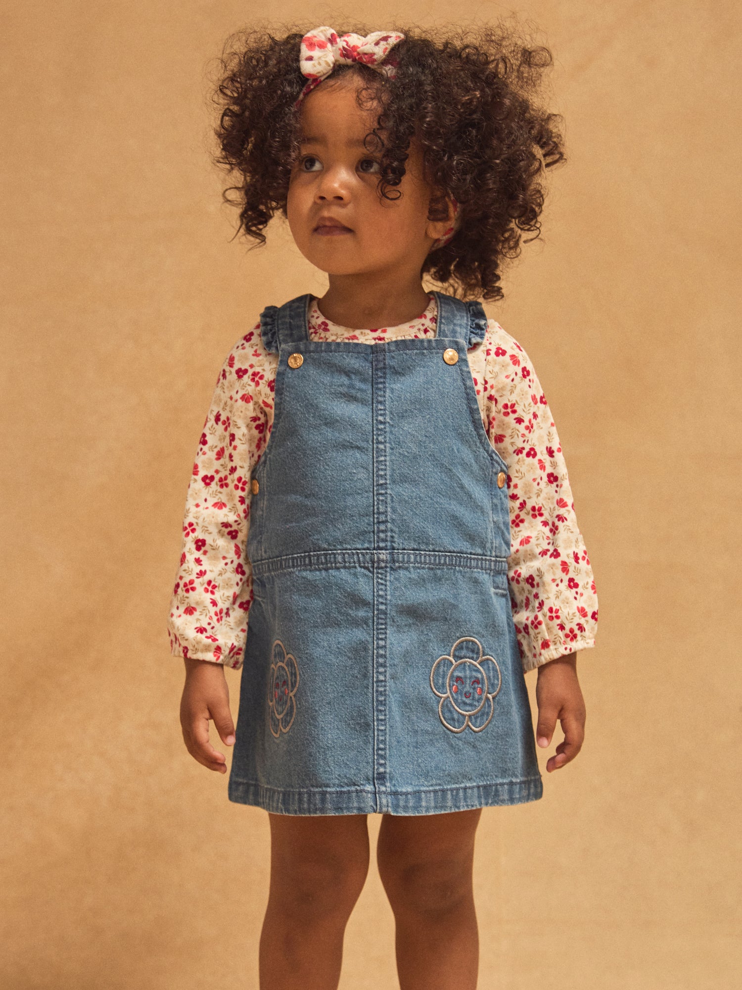 Conjunto body com estampado floral e vestido denim para bebé menina
