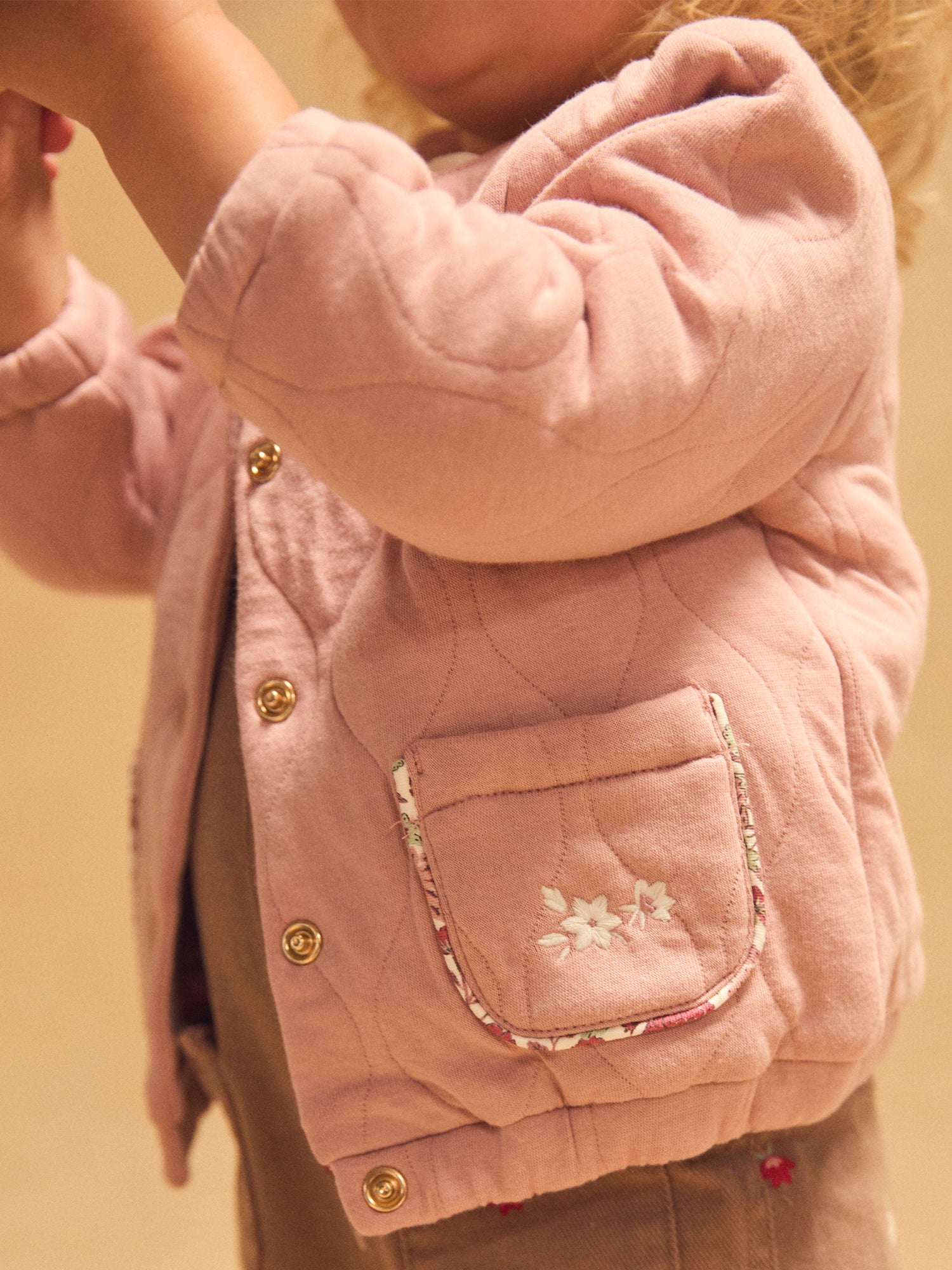 Cardigan matelassado rosa pálido para bebés meninas