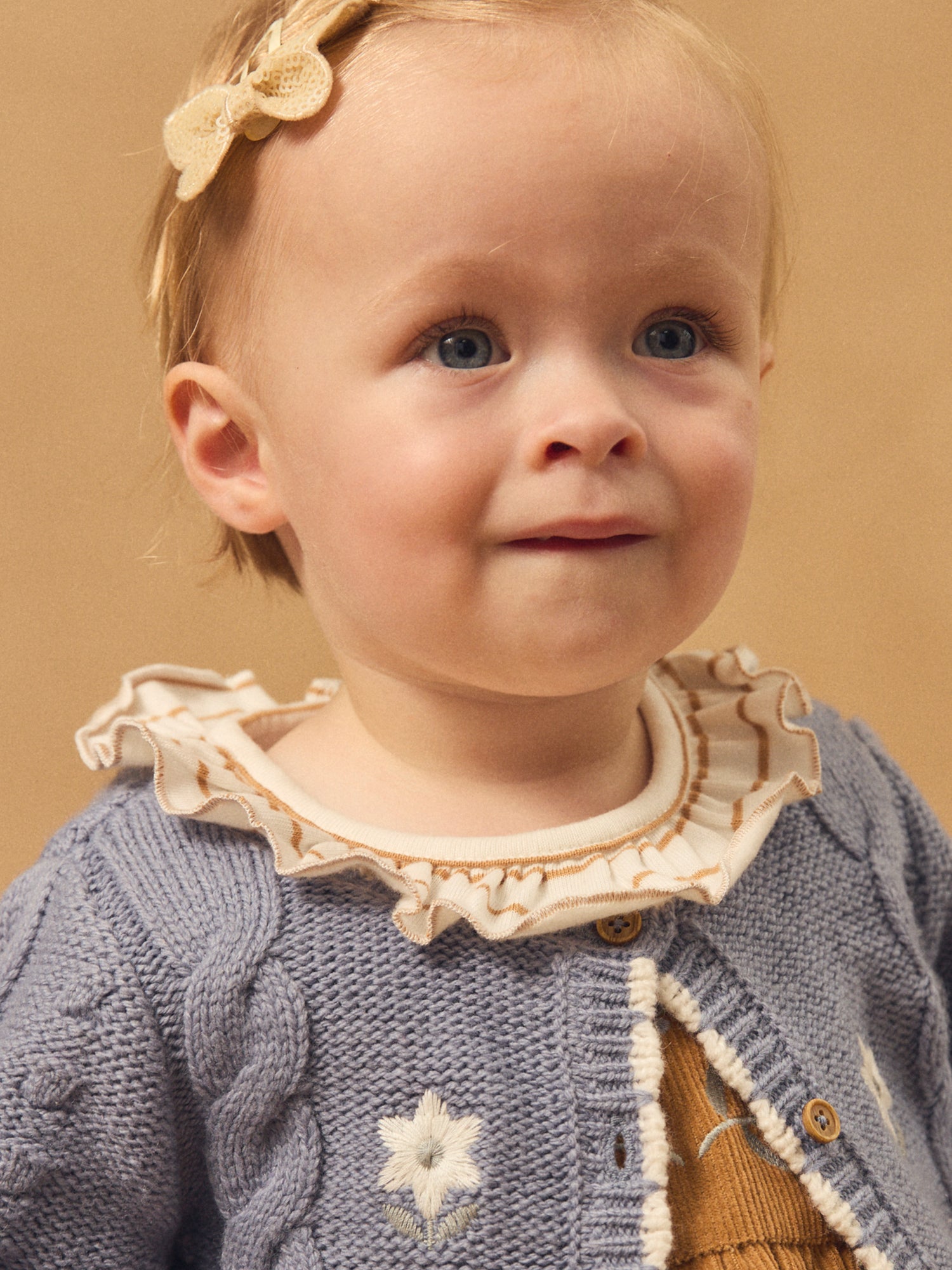 Cardigan azul com bordado de flores para menina