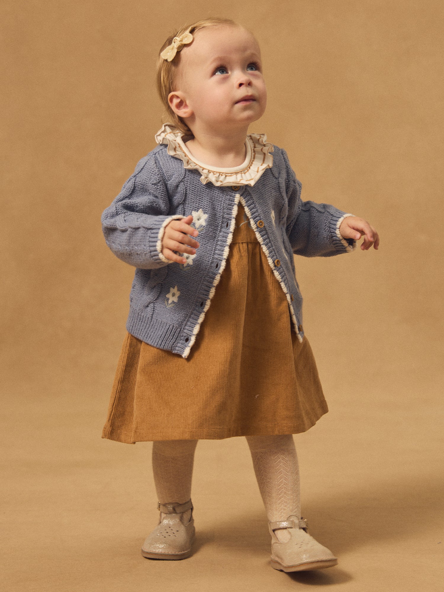 Cardigan azul com bordado de flores para menina