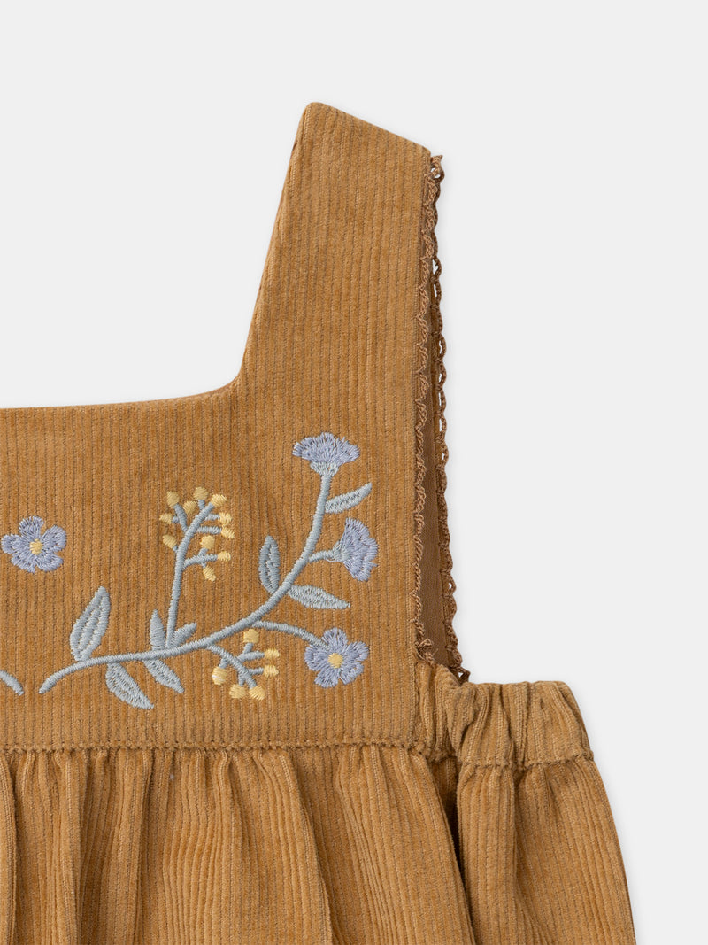 Roupão de veludo castanho com bordados de flores para menina