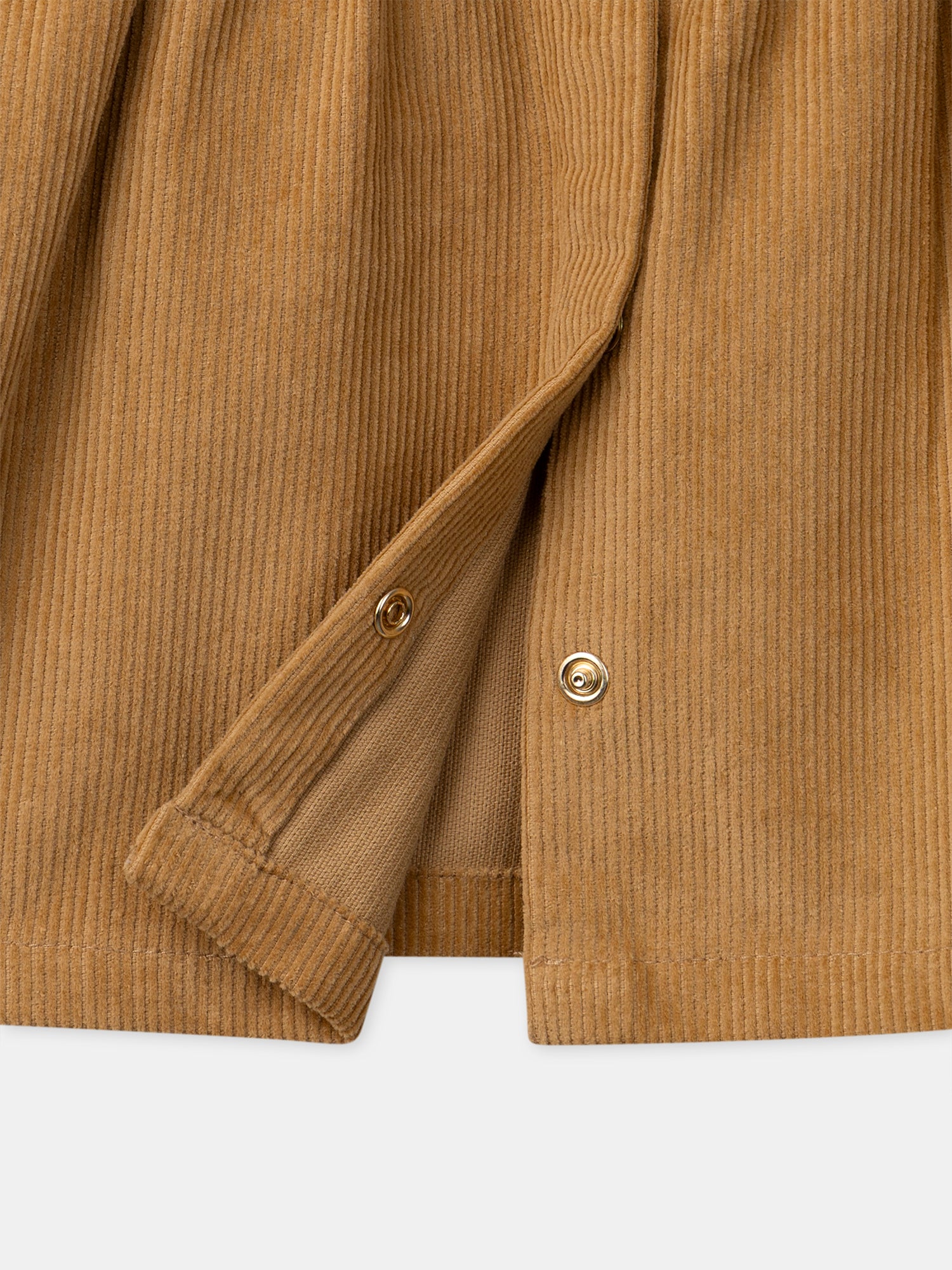 Roupão de veludo castanho com bordados de flores para menina