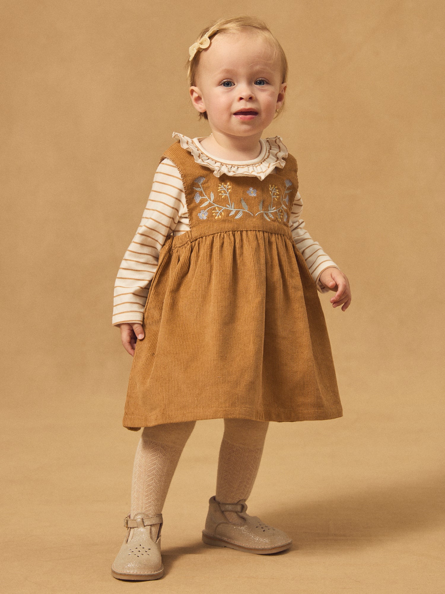 Roupão de veludo castanho com bordados de flores para menina