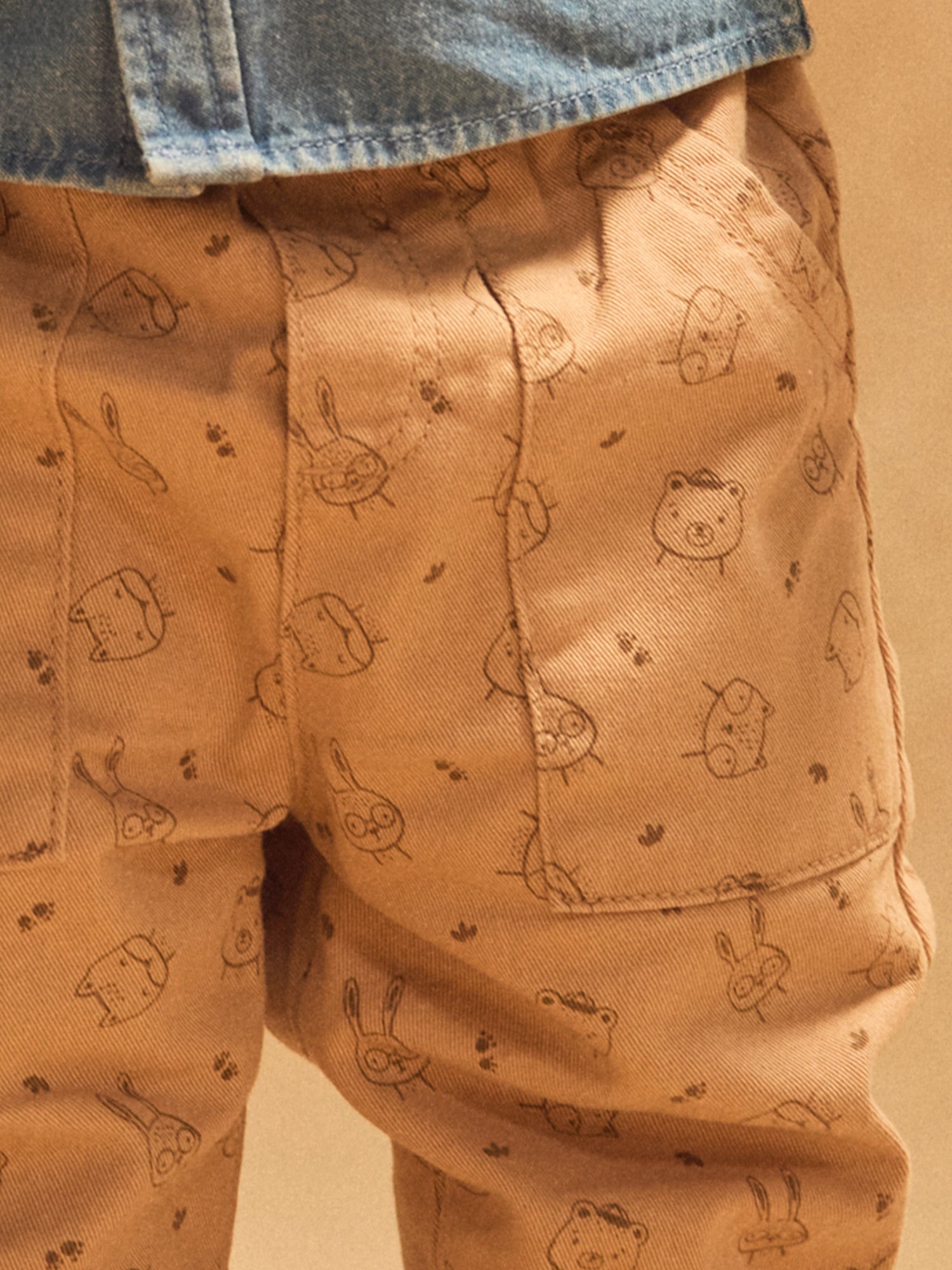 Calças cinzentas claras com estampa de animais para bebé menino