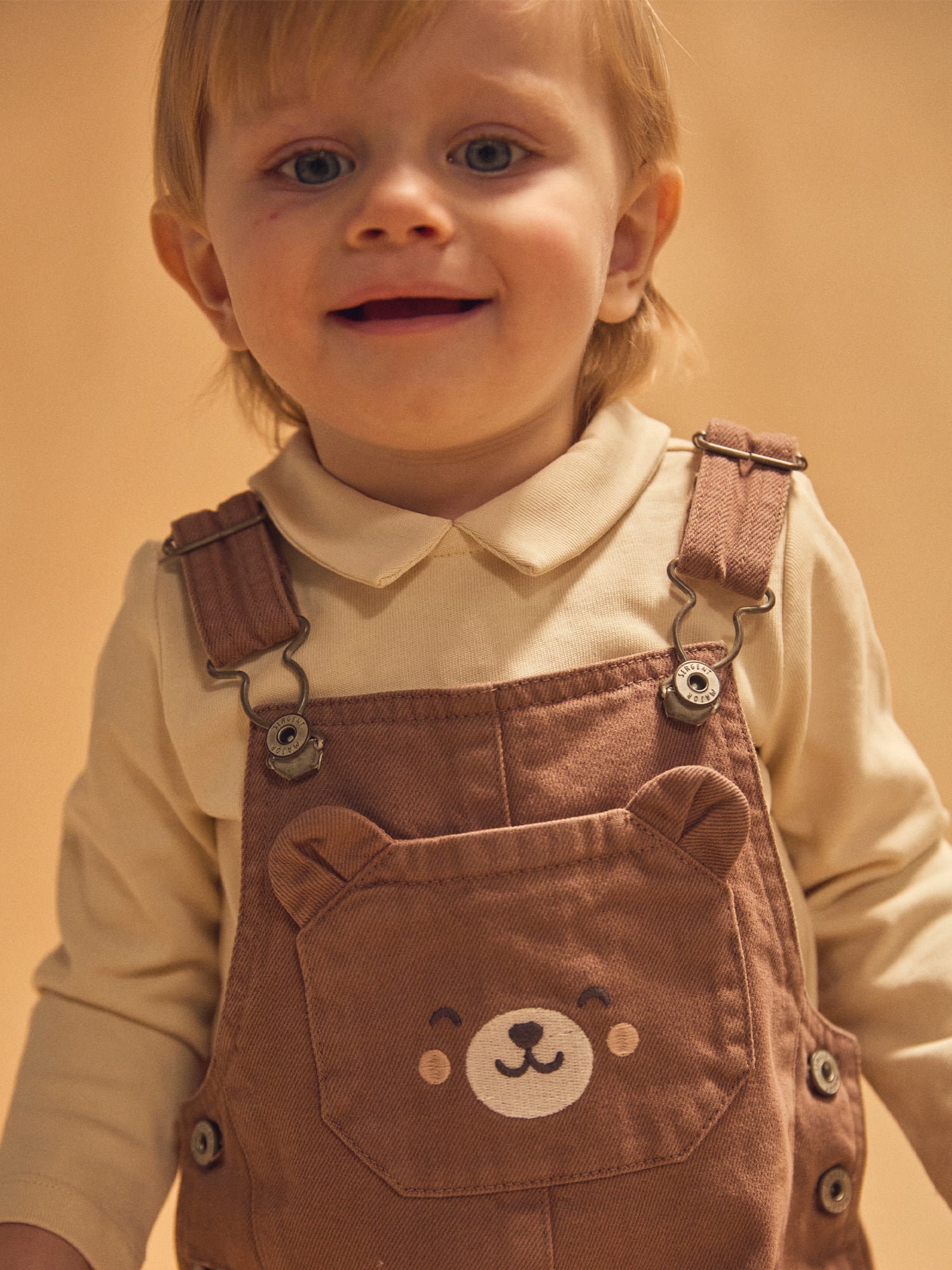 Salopete castanho com bolso de urso para bebé menino