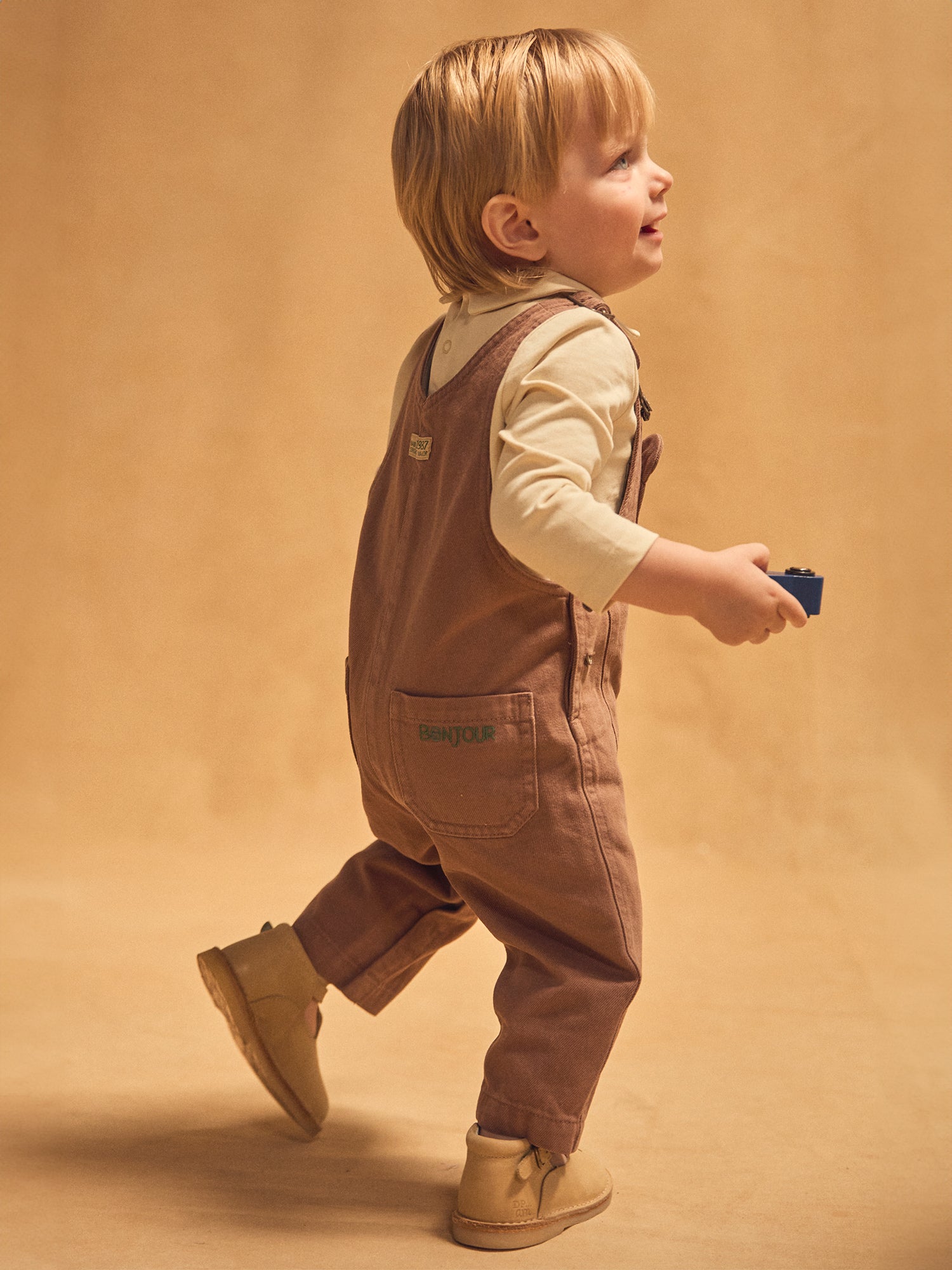 Salopete castanho com bolso de urso para bebé menino