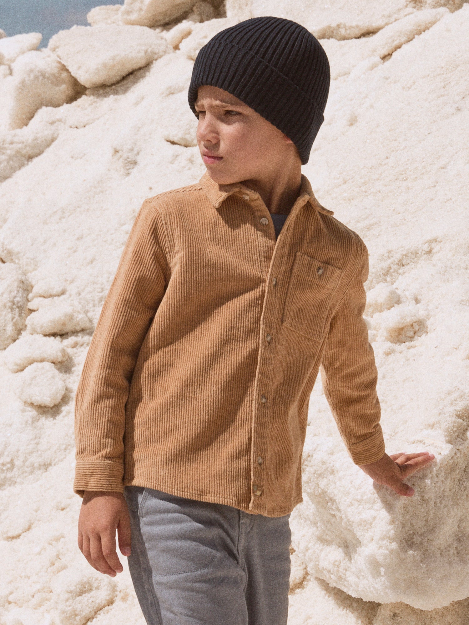 Camisa castanha de veludo para rapazes