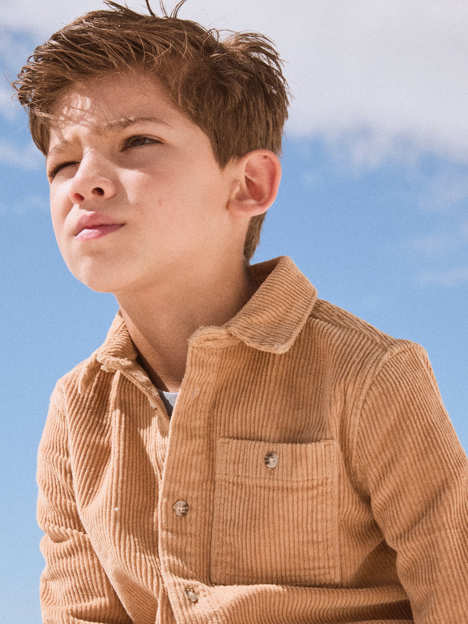 Camisa castanha de veludo para rapazes