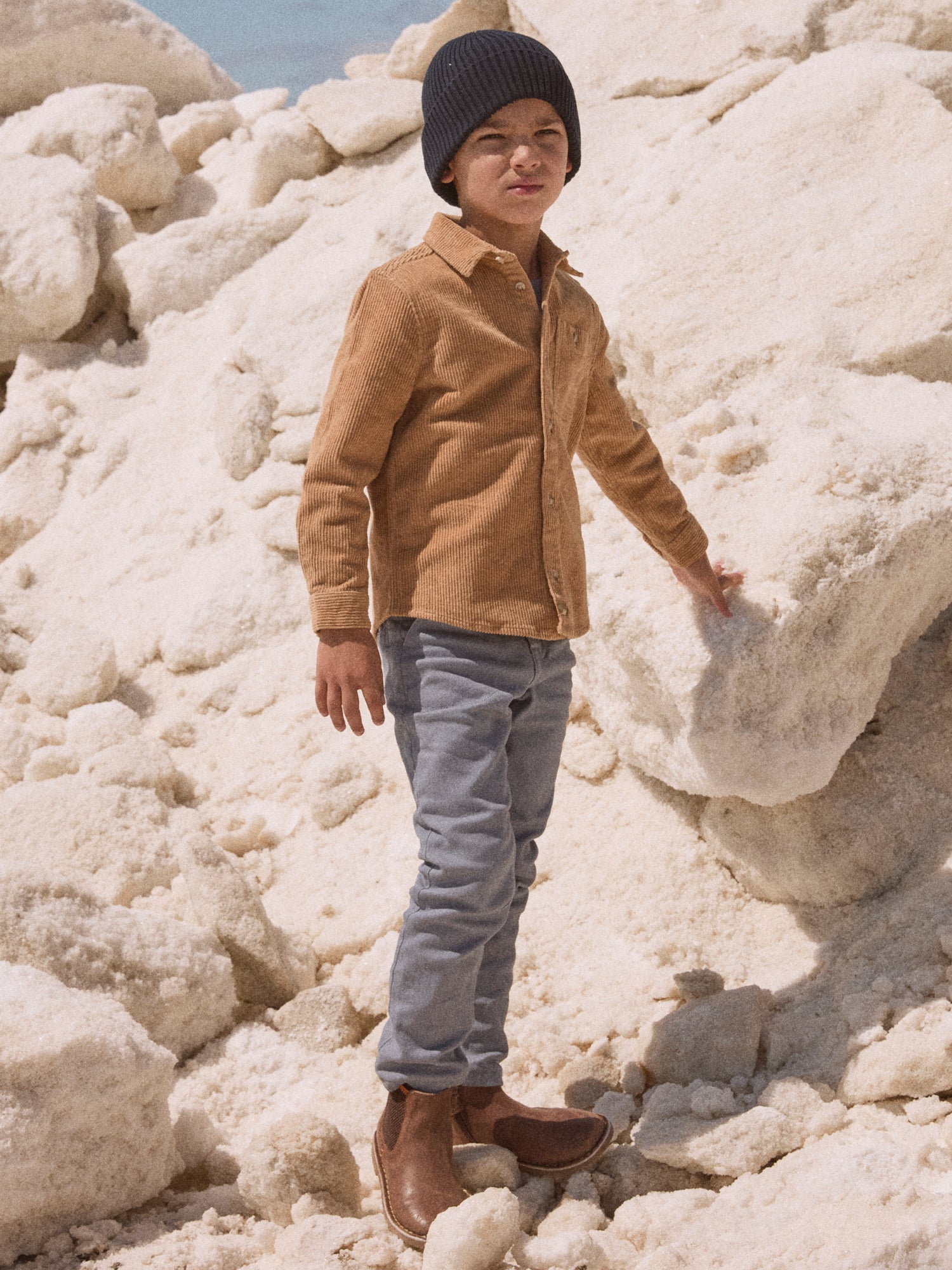 Camisa castanha de veludo para rapazes