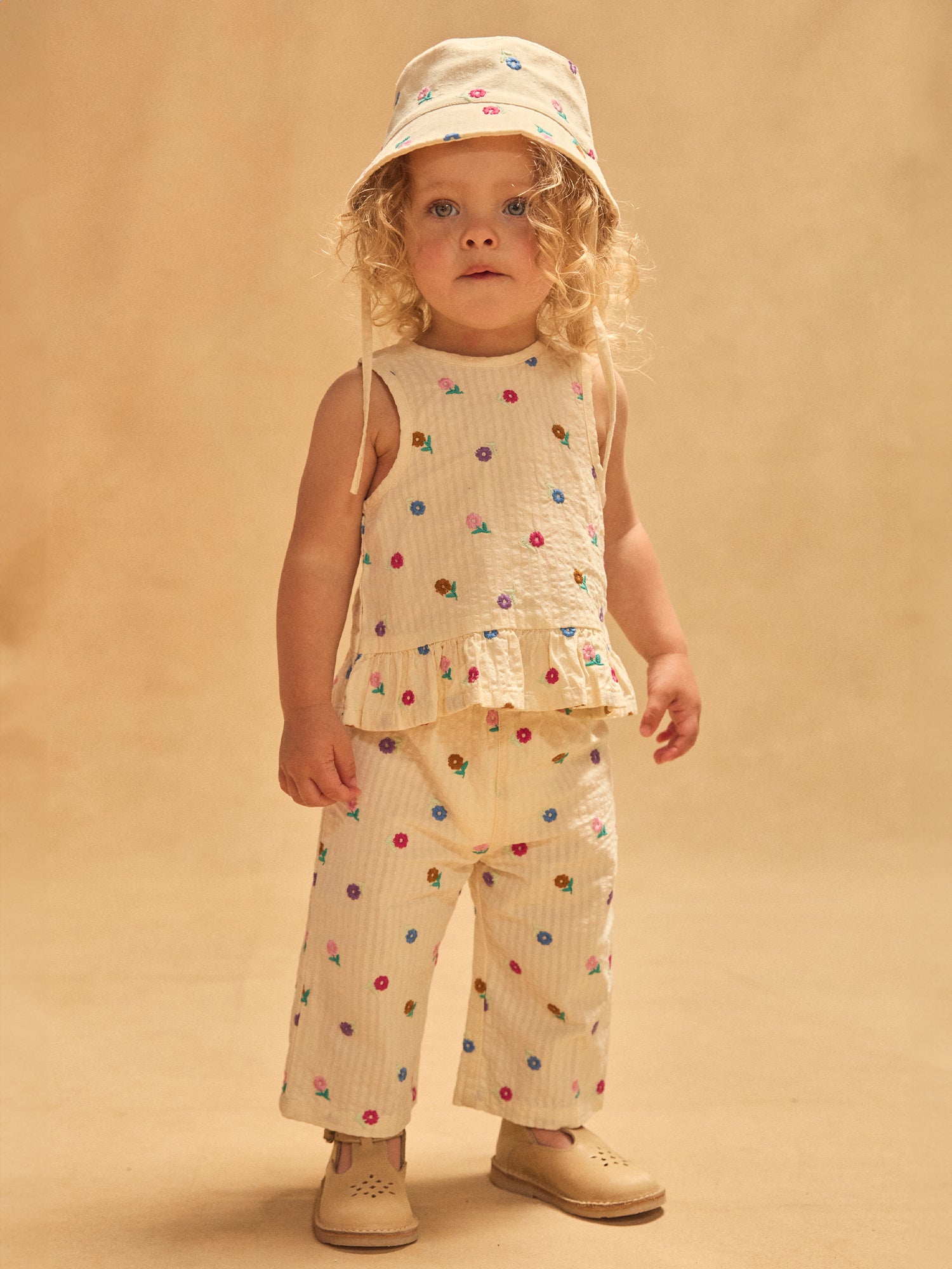 Chapéu Ecru com Bordados Florais para Menina