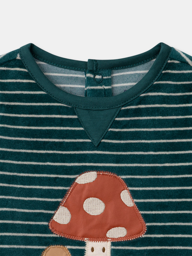 Pijama verde em veludo com riscas e bordados de cogumelo para bebé