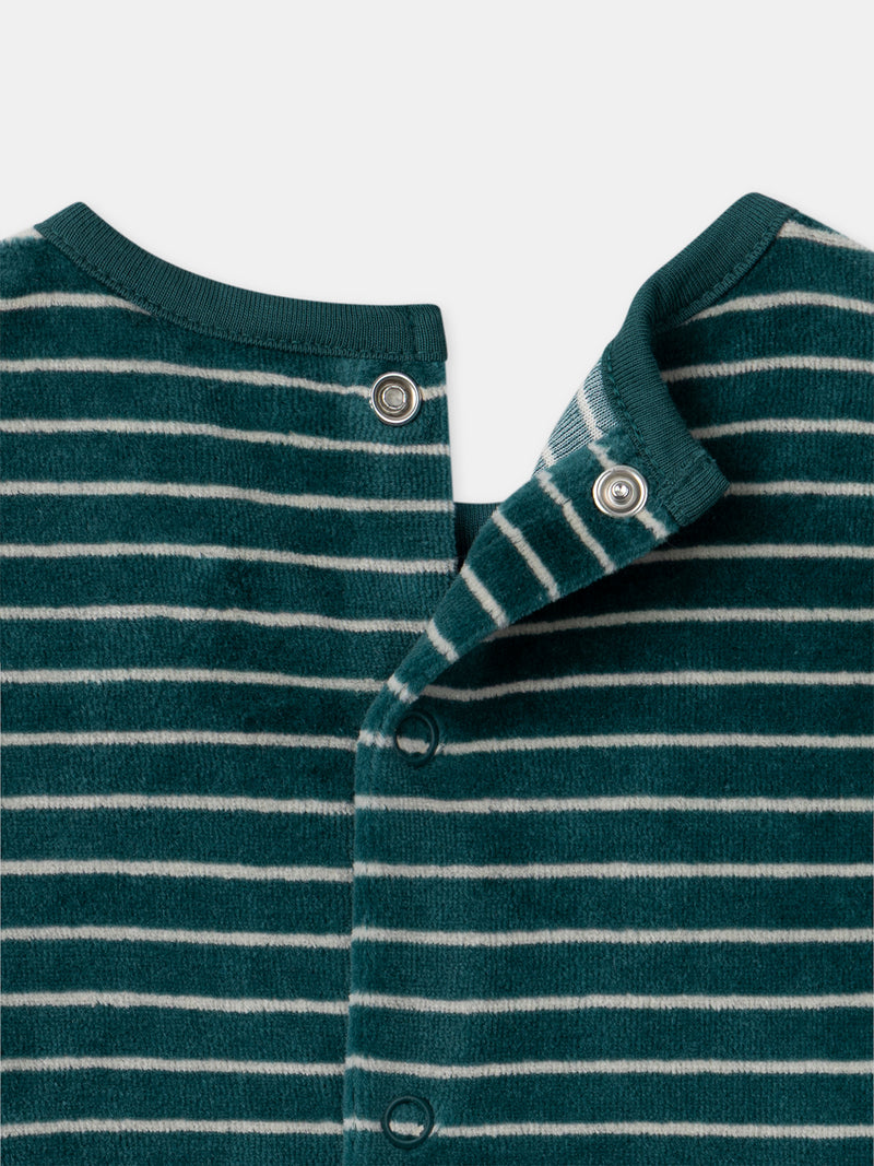 Pijama verde em veludo com riscas e bordados de cogumelo para bebé