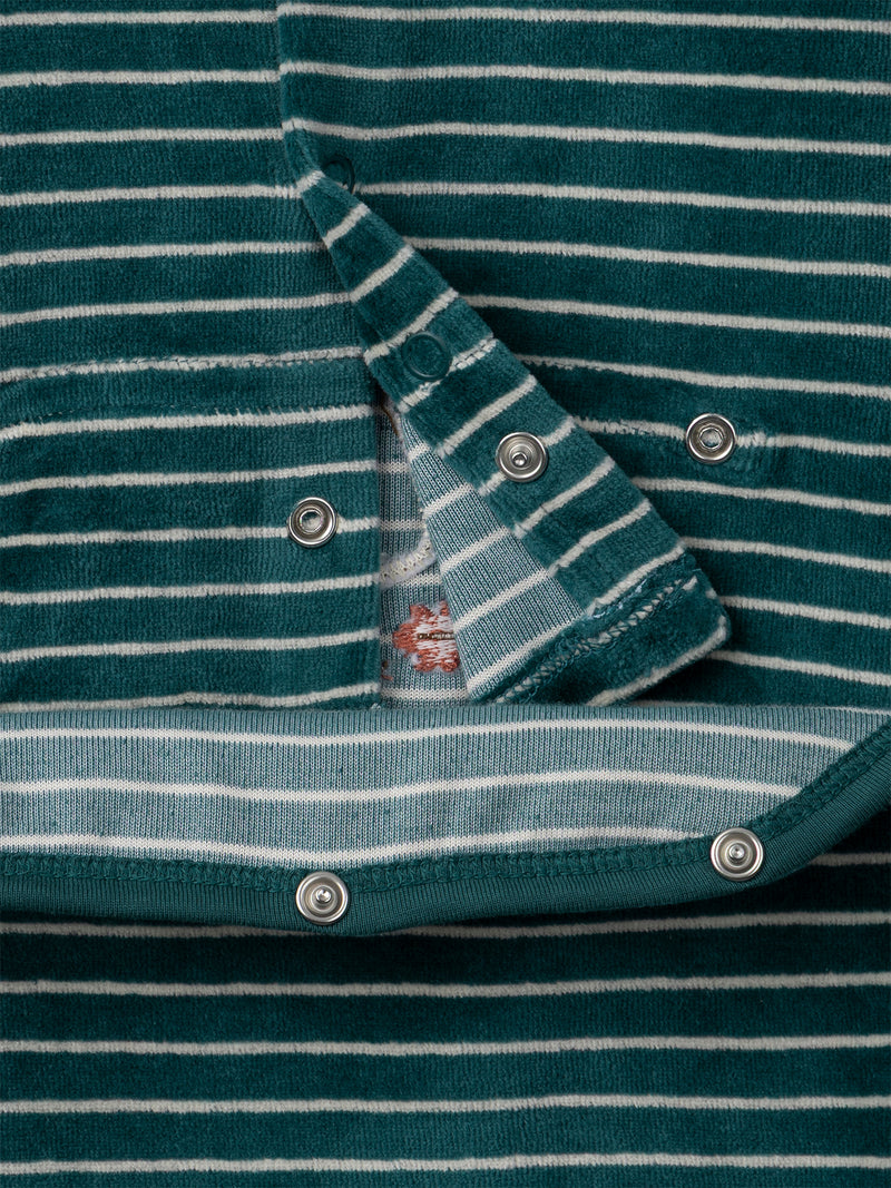 Pijama verde em veludo com riscas e bordados de cogumelo para bebé