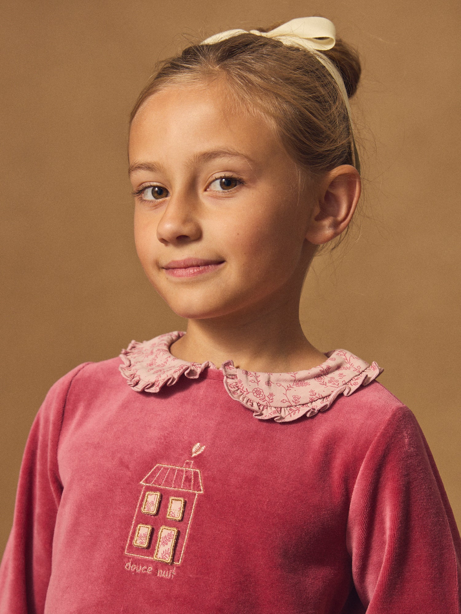 Pijama rosa escuro de veludo com estampado floral para meninas