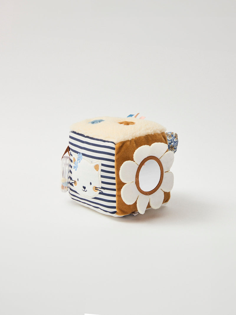 Cubo de atividade branco em multi-materiais