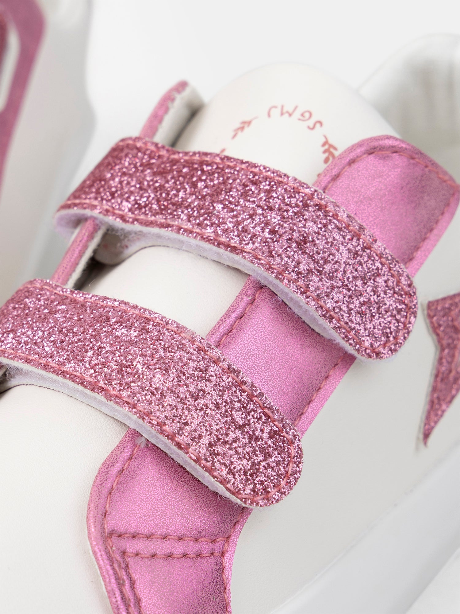 Sneakers brancas com remendo de estrela rosa brilhante para meninas