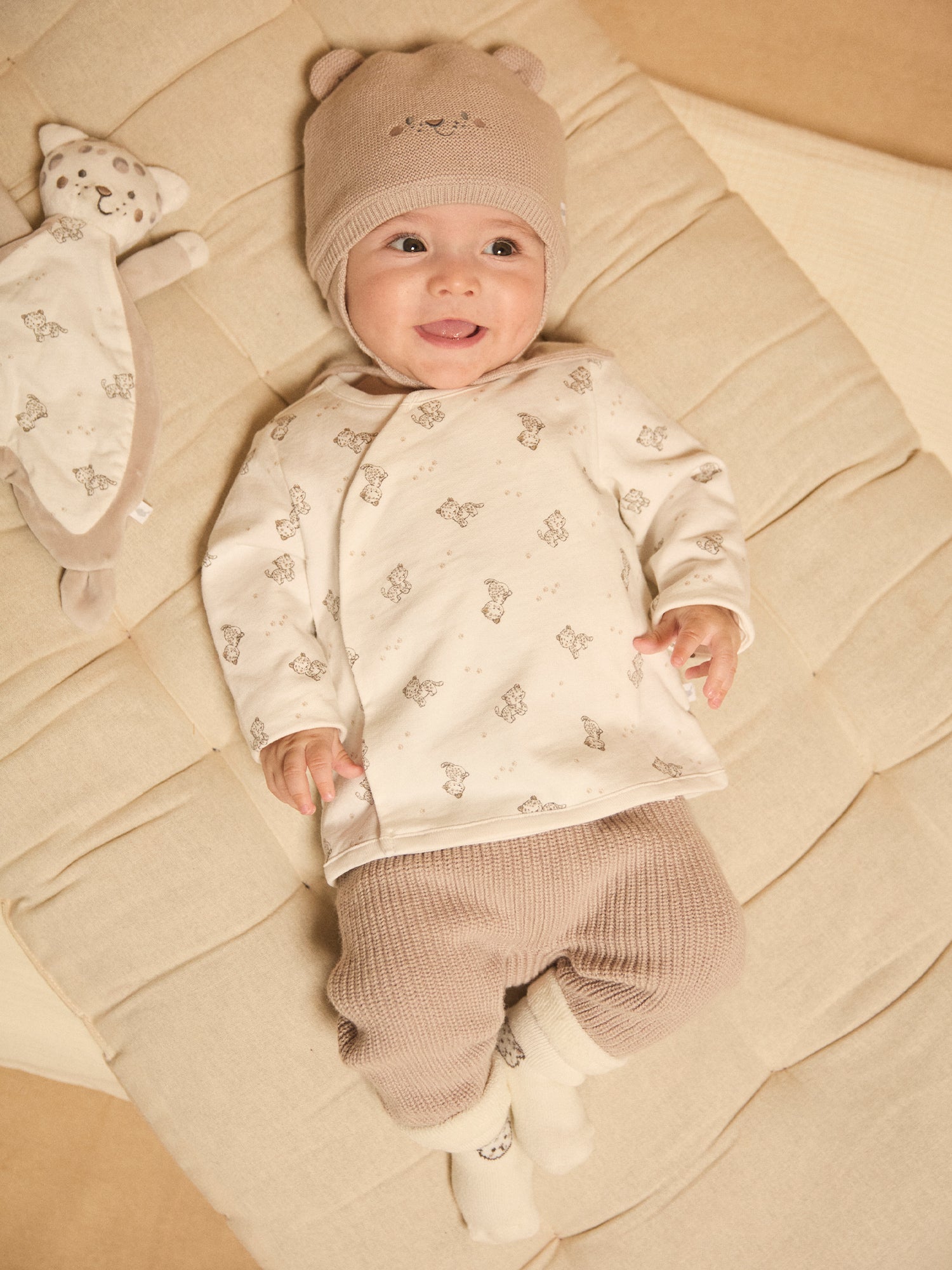 Bonnet gris en tricot visage animal Naissance Garçon