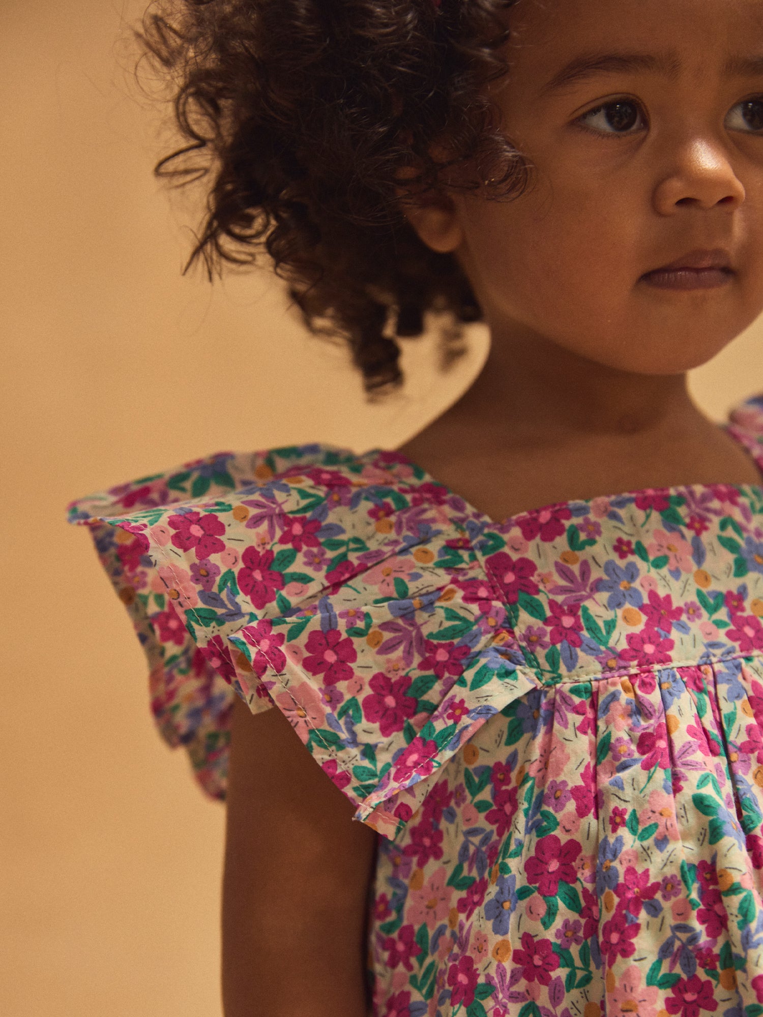 Vestido y bombacha de flores con mangas acampanadas para bebé niña
