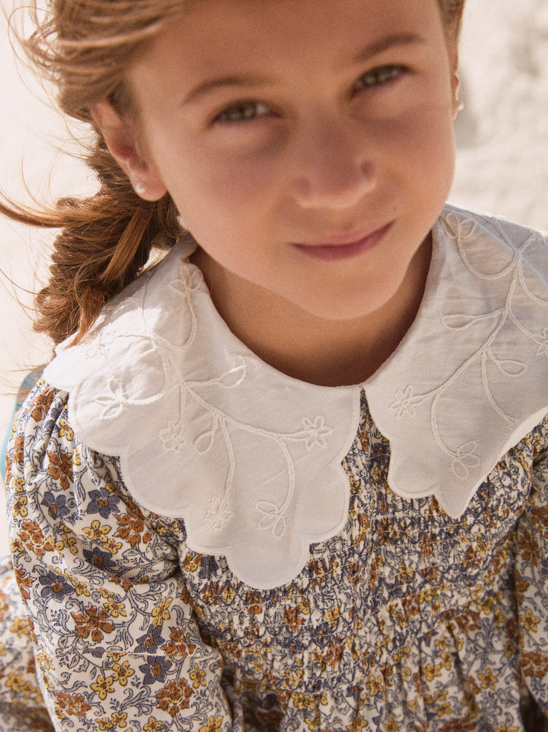 Vestido estampado com flores e colarinho de pétalo branco para meninas