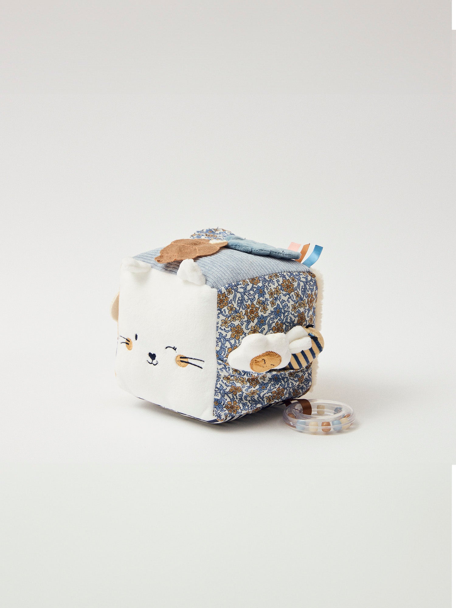 Cubo de atividades branco em multi-materiais