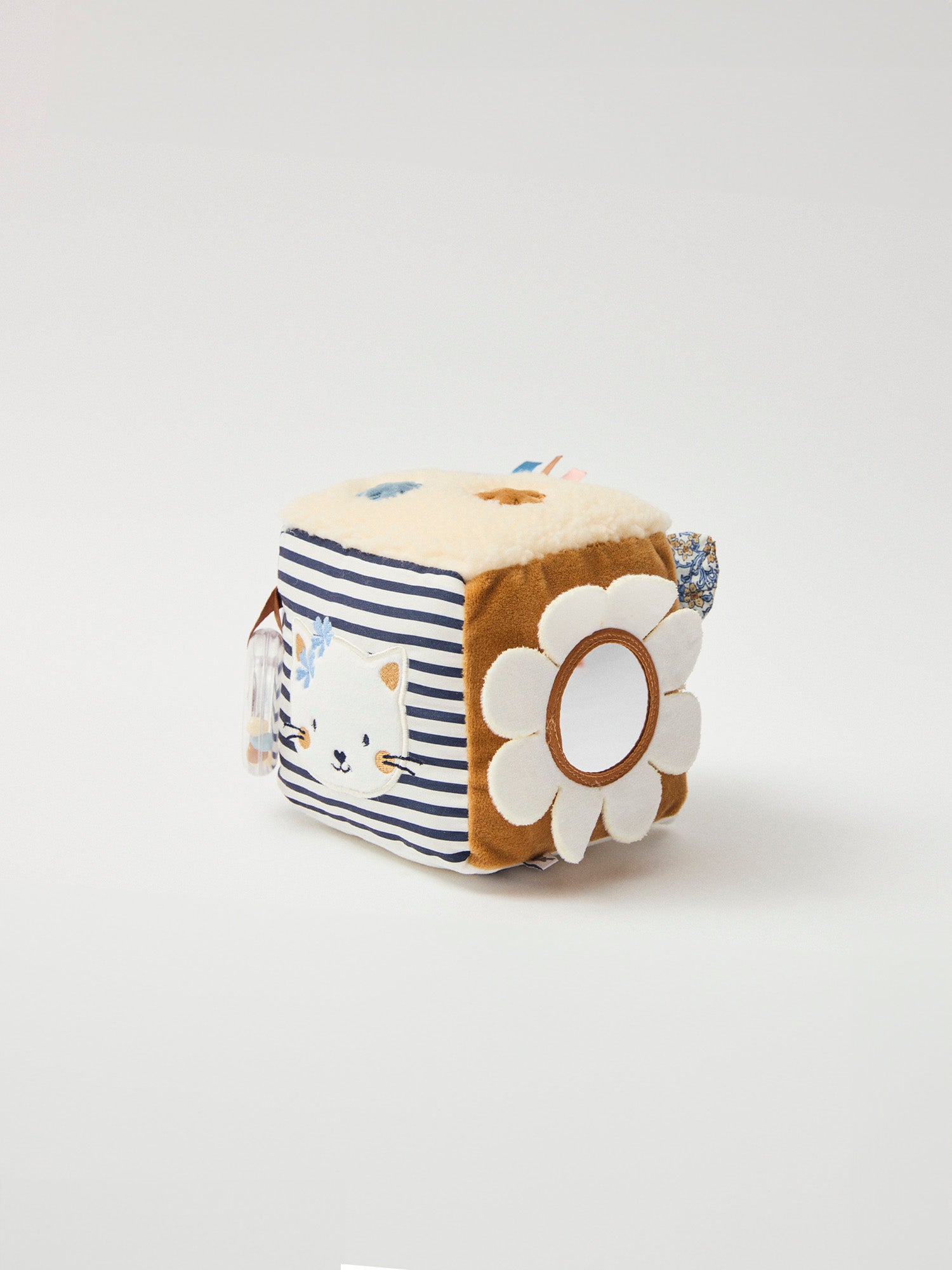 Cubo de atividades branco em multi-materiais