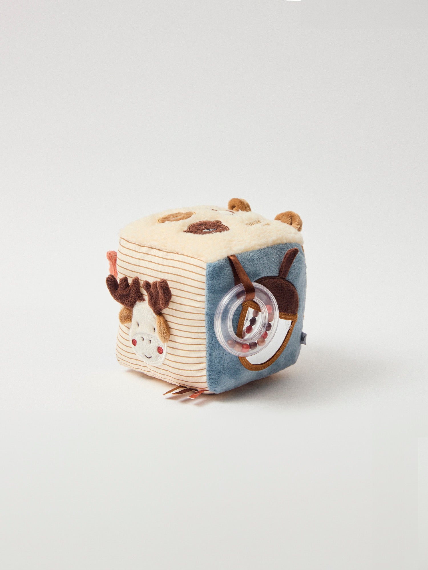 Cubo de atividades castanho em multi-materiais