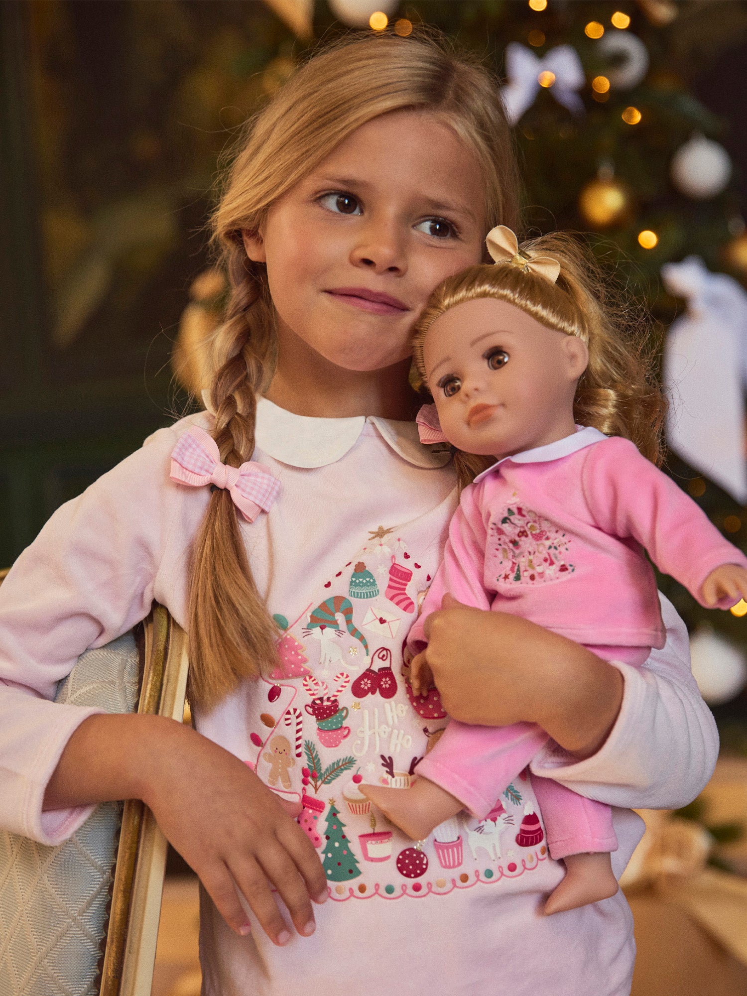 Pijama rosa de boneca em veludo com estampa de Natal