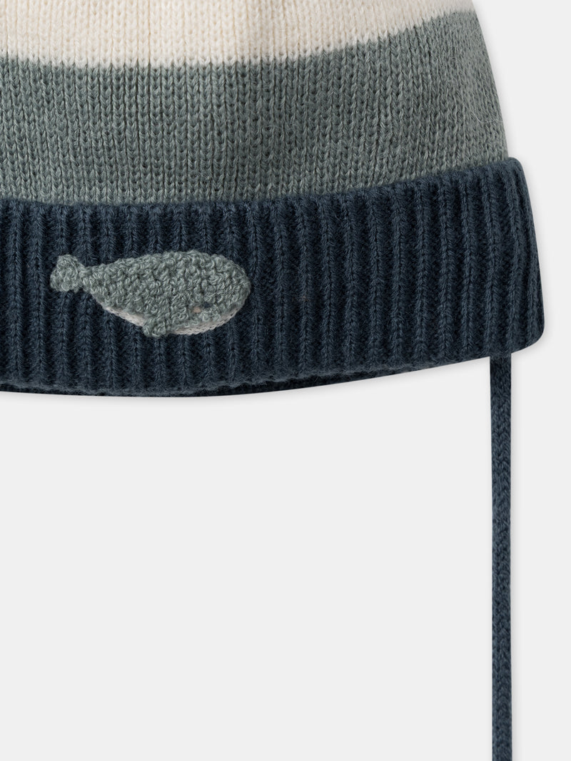 Gorro tricolor com riscas e pompom com bordado de baleia para bebê menino