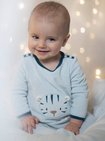 Babygro em veludo azul-claro com padrão tigre bebé menino CEFELIX / 22E5BG46GRE213
