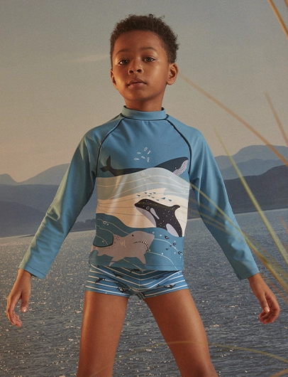 T-shirt de banho anti-UV+50 com padrão tubarão, orca e baleia.